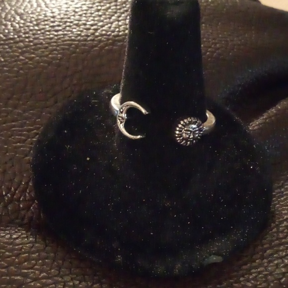 ❤️3/$10❤️NIP - Silver Tone Hollow Style New Design Ring - OS - Picture 1 of 7